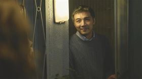 賀軍翔劇中造型頂著滄桑白髮平頭造型。（圖／八大電視提供）