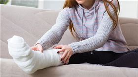 她車禍骨折手術6次半年好不了。（圖／星醫美學集團提供）