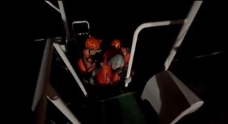 空軍直升機吊籃故障　飛官2度跳海游上船