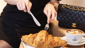 奎士咖啡巨可頌搭配熱拿鐵更加美味。（圖／品牌業者提供）