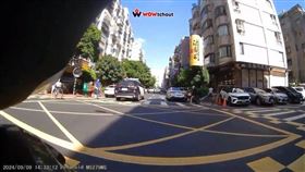 後車行車紀錄器拍下松山分局警車違規過程。（圖／翻攝自WoWtchout平台）