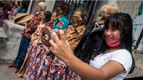 托拉查族人都樂於和祖先遺體合照。（圖／翻攝自X）