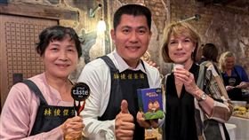 台灣茶獲英國美食大獎  評審：是茶界的蜂蜜香檳來自花蓮的「林俊傑茶園」10日以帶著優雅花果香的「綠蜒蜜香紅茶」勇奪英國美食大獎。評審團召集人、美食評論家戴維森（右）讚賞這款茶是「茶界蜂蜜香檳」。中央社記者陳韻聿倫敦攝  113年9月11日