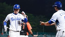 ▲富邦悍將王苡丞揮出個人本季首轟。（圖／翻攝自富邦悍將臉書）