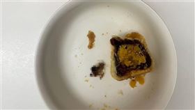 不二糕餅,蛋黃酥,蟑螂(翻攝自 爆料公社二社)