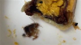 不二糕餅,蛋黃酥,蟑螂(翻攝自 爆料公社二社)