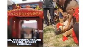 河南當地一名男網友為了博取流量，竟與一頭母豬舉行婚禮，公然拜天地。（翻攝微博）
