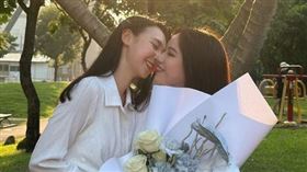 阿卡貝拉在親友的見證下登記結婚。（圖／翻攝自IG）