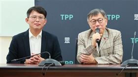 民眾擋住席柯文哲、立委黃國昌、黃珊珊。（圖／民眾黨提供）