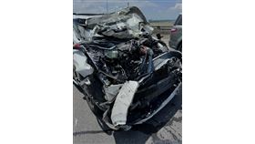  台74線，砂石車快閃左切，轎車追撞緩撞車，車頭慘遭削平，車主輕傷(圖／翻攝自Threads)