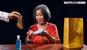 高雄鼎泰豐用餐，坐隔壁的一名婦人打扮貴婦樣湊近，送上一瓶用一半的MFK香水和一紙袋。（示意圖／AI生成）
