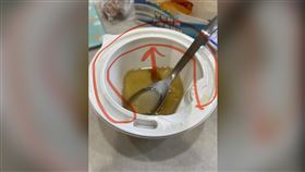 嗨咖發文問「超商微波餐盒邊緣的凹槽是做什麼用的啊？」（圖／翻攝自嗨咖Threads）