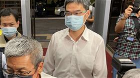 調查局人員將李文宗（前）、端木正（後）等人移送至北檢複訊。（圖／記者楊忠翰攝影）