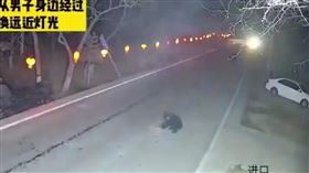 陸男路中央放鞭炮　惡作劇擾交通！下秒遇飆速汽車遭輾斃