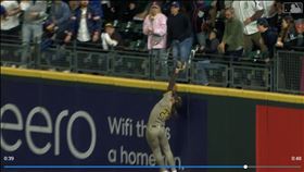 ▲小塔提斯（Fernando Tatis Jr.）7局上敲全壘打，7局下沒收對手全壘打。（圖／翻攝自MLB官網）