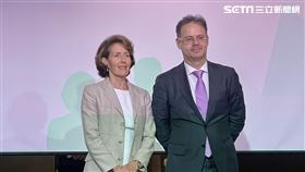 MFS全盛認為，「固定收益資產」再現投資吸引力，現在是布局良機。（左起）MFS全盛投資總裁Carol Geremia、MFS全盛固定收益策略分析團隊董事總經理Benoit Anne。（圖／記者王翊綺攝影）