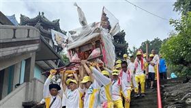 ▲小琉球迎王祭典十分具有野挑戰性。（圖／翻攝自廖秀研臉書專頁）