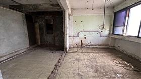 近日他在房屋網站上發現一個靠近捷運的物件，其中還包含3房2衛2客廳，不過看到屋主對其介紹「工業風」，讓他不禁開罵「廢墟就廢墟，當我是三歲小孩子？」。（圖／翻攝自租屋網站）