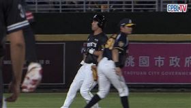 ▲林智平的球碰到全壘打牆後樂天立刻開啟燈光秀，最後在二壘前被觸殺。（圖／翻攝自CPBLTV）