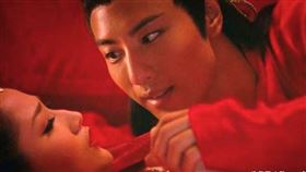 ▲古代女子嫁為人婦的第一道致命關卡就是「落紅」。（圖／翻攝自百度百科）