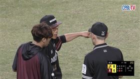 ▲古久保健二出現爭議後上場抗議。（圖／翻攝自CPBLTV）