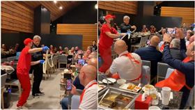 外稿勿用！！黃仁勳在美國的海底撈與店員一同「甩麵」。（圖／翻攝自X）