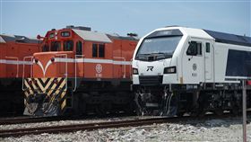 台鐵新柴電機車R200上線台鐵公司2023年新引進R200型柴電機車，經1年測試及調整，19日在花蓮車站後站舉辦首航儀式，現場停放現役R150等各式柴電機車，同時發動引擎，迎接R200進場。中央社記者張祈攝  113年6月19日