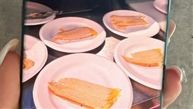 一名女網友分享自己在客人強力要求下，將1個9吋蛋糕分切成50份的照片。（圖／由Threads網友@joannel.5dogs授權）