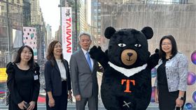 台灣觀光廣告紐約時報廣場不間斷播放駐紐約辦事處長李志強（左3）與觀光署駐紐約辦事處主任莊靜真（左2）等人，在時報廣場台灣廣告不間斷首播倒數。中央社記者廖漢原紐約攝  113年9月13日