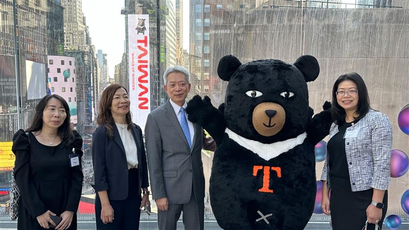 紐時廣場看板變珍奶　台廣告15分鐘不間斷