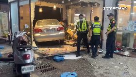 一段出）轎車衝超商2400