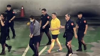 掃到柯颱風尾被迫同框　涉詐律師狂閃鏡頭