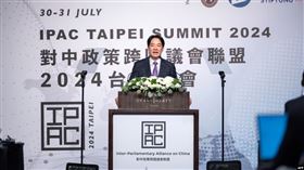 台灣總統賴清德在台北舉行的對中政策跨國議會聯盟(IPAC)年會上致詞
