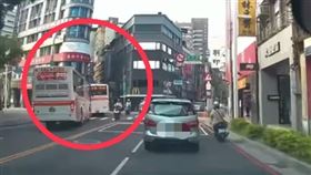 2台公車一前一後逆向切西瓜，讓後方駕駛看了傻爆眼。（圖／翻攝畫面）