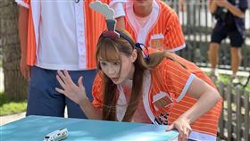 短今出外景玩遊戲。(圖/中視提供)
