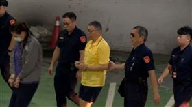 台北地檢署偵辦民眾黨主席柯文哲涉京華城案，今天（13日）上午再度提訊柯文哲。柯上手銬、穿黃POLO衫、黑短褲、藍白拖走下囚車，精神看起來不錯，現場媒體大喊發問「要認罪嗎？」柯文哲直視前方、面無表情也未回應，在法警戒護下走進地檢署。