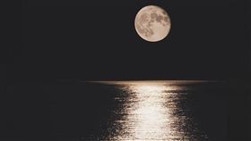 滿月（圖／Pixabay）