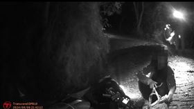 神岡，正妹騎士去新社，導航迷路進山區，被狗追嚇壞，摔倒，暖警即刻救援(圖／翻攝畫面)