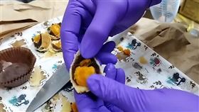 台中不二糕餅，蛋黃酥，半截蟑螂， 中市食安處稽查結果曝(圖／中市食安處提供)
