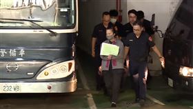 ▲應曉薇頂著大素顏，同樣紮著馬尾下囚車進入看守所，9月14日就是她60歲生日。（圖／翻攝畫面）