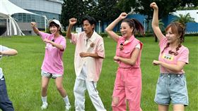 籃籃（左起）、阿翔、楊繡惠跟徐凱希出外景。（圖／民視提供）