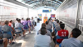 自強外役監副座王恩先，代表機關合作社，發放光復鄉大全村清寒村民10戶中秋節慰問禮券，促進機關與鄰居敦親睦鄰合作關係。（圖／翻攝畫面）