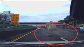 國道,聯結車,木箱,金屬,車道（圖／翻攝自《爆料公社》）