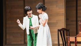 伊正（右）舞台劇初體驗，與方文琳（左）對戲默契十足。（圖／財團法人影想文化藝術基金會提供）