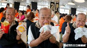 阿公、阿嬤吃麥當勞體驗／受訪者提供