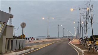 搭小黃突開門跳海！運將轉身…來不及拉他