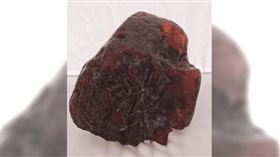 ▲羅馬尼亞一名婦人生前把1塊3.5公斤重的石頭當門擋，過世後石頭被拿去鑑定，竟是價值超過3千萬元、來自3800萬年前的琥珀。（圖／翻攝自X／histories_arch）