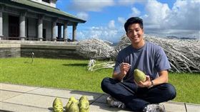 吳翔震上法鼓山擔任志工，畫柚子。（圖／吳翔震經紀人提供）