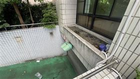 陳男靠在圍欄邊，卻不慎失足墜落在車道上。（圖／警方提供）