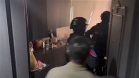 警方帥氣攻堅，讓張男嚇壞，只好俯首就範。（圖／警方提供）